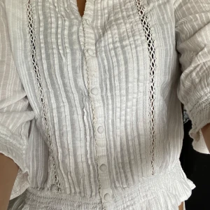 Vit blus - Supersöt vit fin blus. Har några små fläckar som inte stör, de på bilderna. Inga andra skavanker❤️