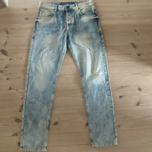 Cipo & Baxx ljusblå jeans Regular Fit - Säljer ett par ljusblå jeans från Cipo & Baxx med Regular Fit. Jeansen har en snygg tvättad look med slitningar och klassisk femficksdesign. De är raka i modellen och har normal passform. Perfekta för dig som gillar en avslappnad stil. Storlek 31/32