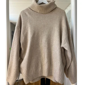 Beige polotröja från H&M, stickad - Mysig beige polotröja från H&M i stickat material. Tröjan har en oversized passform, ribbad polokrage och långa ärmar. Perfekt för lager-på-lager och chill höst- och vinterstil.💗