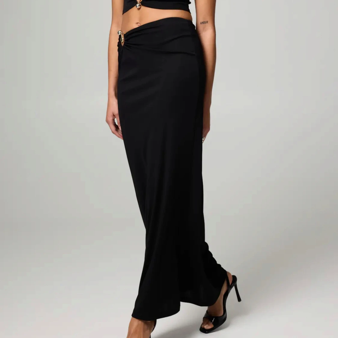 Svart långkjol med gulddetalj 