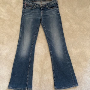 Lågmidjade bootcut jeans - Snygga blå jeans från bigstar, älskar dom 😍 Midjemått: 39,5 cm Innerbenslängd: 76 cm