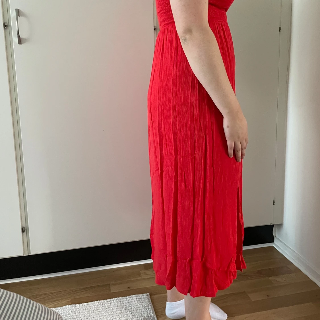 Röd klänning med smockdetaljer - 1