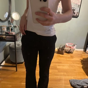 Svarta kostymbyxor - Snygga svarta kostymbyxor med en klassisk passform. Byxorna har en rak stil och är perfekta för en stilren look. De är högmidjade och ger en elegant siluett.