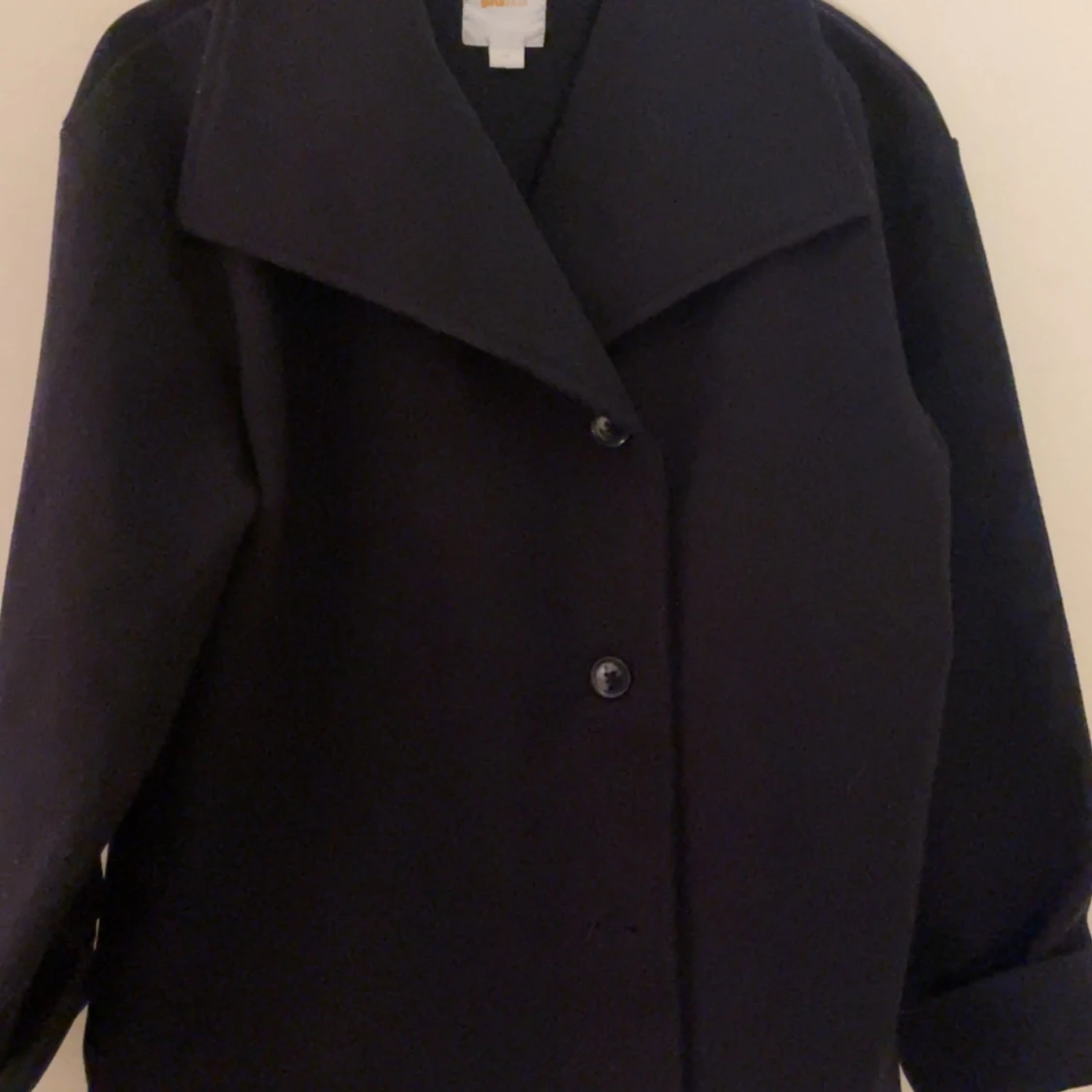 Svart kappa med knappar Gina trickot 