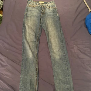 Blå jeansbyxor - Snygga blå jeansbyxor med en klassisk design. De har en normal passform och är perfekta för en avslappnad stil. Byxorna har en traditionell femficksdesign och stängs med dragkedja och knapp.