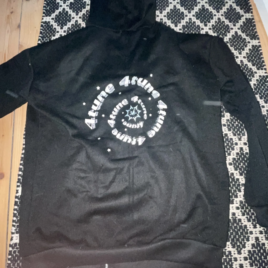 Svart hoodie med tryck från 4Tune - 1