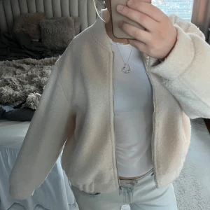 Beige teddyjacka med dragkedja - Perfekt beige mysig vårjacka med dragkedja framtill. Jackan har en avslappnad passform och är helt ny utan prislapp! Storlek XL men som ni ser på bilderna sitter den mer som en M. Hör av er vid frågor eller funderingar💗💗