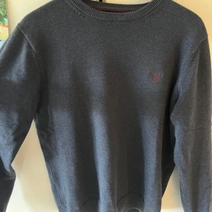 Mörkblå tröja från GANT - Hej   Säljer nu denna Gant tröjan då jag tycker att jag vuxit ur den.   Storlek M men skulle säga de är mot de kortare hållet, åtminstone för mig som är 188 / 75 kg.  För jämförelse så brukar jag kunna ha storlek M och L, skulle säga denna tröja passar en om man vanligtvis bär S eller storlek M, Men att man isåfall är kortare än mig.