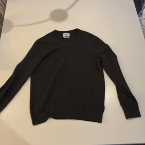 Mörkgrön tröja från NN07 - Säljer en stilren mörkgrön tröja från NN07!tillverkad av italienskt garn. Tröjan har en klassisk design. Storlek m men passar s.