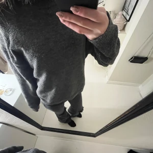 Grå stickad tröja från H&M - Mysig grå stickad tröja från H&M. Perfekt för kyliga dagar med sin bekväma passform och långa ärmar. Enkelt att matcha med olika outfits för en stilren look.