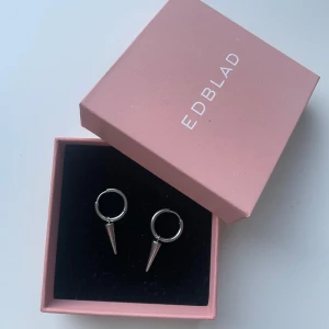 Örhängen - Peak hoop örhängen från Edblad!