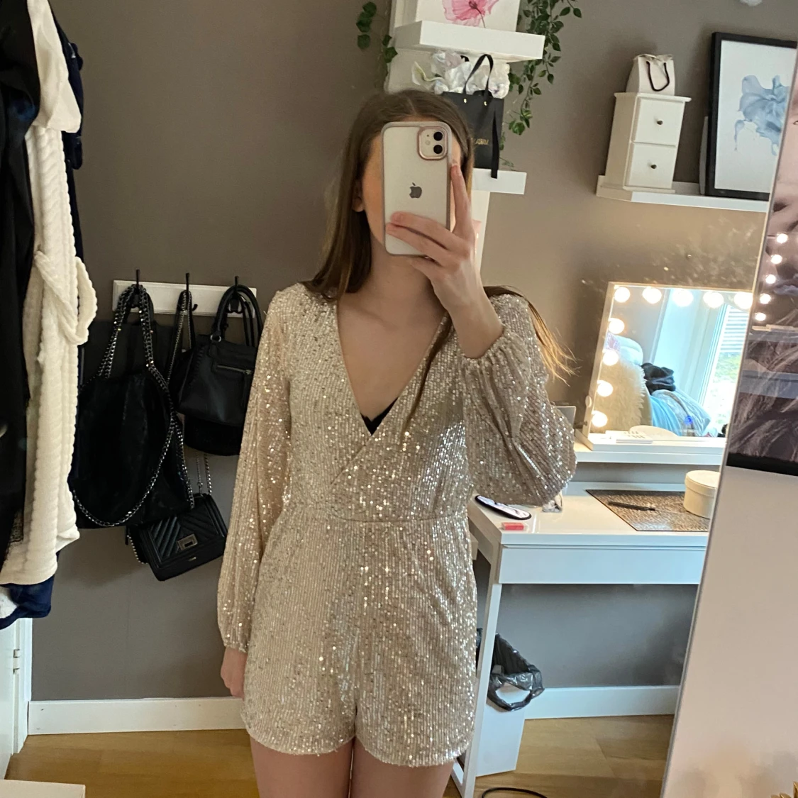 Glittrig oneshoulder klänning