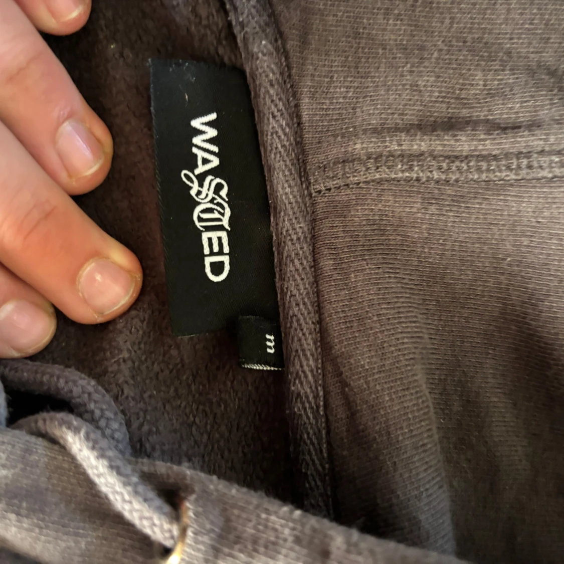 Grå hoodie från Wasted - 1