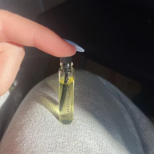 Parfymprov Carashmellow Essence - Litet parfymprov med doften Carashmallow Essence. Flaskan är genomskinlig med en svart skruvkork och innehåller en ljusgul vätska. Perfekt för att testa en ny doft eller ha med på resan. Säljer pågrund av att det inte var min doft