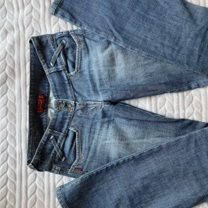 low waist, bootcut jeans - Snygga lågmidjade bootcutjeans från gant💕superfina och sköna. Gylfen är dessvärre sönder och därav priset, men har sytt ihop den så syns inte alls när man har på sig dem!! 💫💫 kom gärna med frågor och lägg bud! 😇