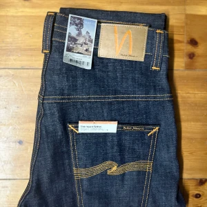 Mörkblå jeans från Nudie Jeans - Nudie | Storlek 30 | Skick 10/10 | Dm vid mer info, fraktar spårbart på kundens bekostnad 📦pris ej hugget i sten!