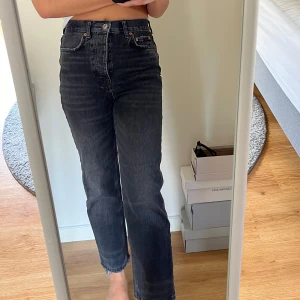 Svarta Zara jeans - Snygga svarta jeansbyxor med hög midja och rak passform. De är perfekt ankellånga för mig som är 170 cm. Klassisk design med fem fickor och knappgylf. 