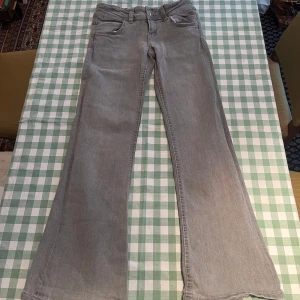 Grå low waist/bootcut jeans från Gina Tricot - Snygga grå bootcut jeans från Gina Tricot. Väldigt low waist. Dem säljs inte längre. Köpte för cirka 350. Storlek 146. Använts en gång.