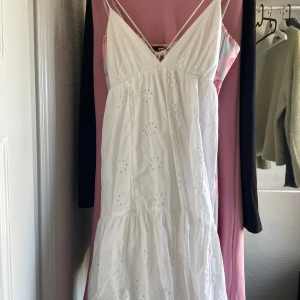 Vit klänning från Zara - Fin klänning från zara som man knyter i ryggen. Klänningen är använd och sömmen har spruckit lite där fram men det är lätt att fixa och syns inte