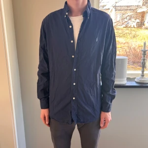 Ralph Lauren Skjorta - Ralph lauren Skjorta | Skick: 9,5/10 | Size M | Märke Ralph lauren | Modell ca 180 | Fraktar via postnord eller instabox på köparens bekostnad | Hör av dig vid minsta fråga eller fundering // NPs