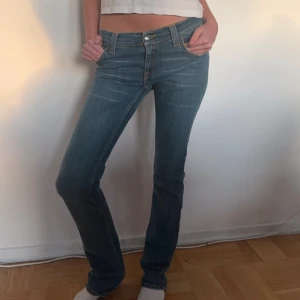 Lågmidjade jeans  - Supersnygga lågmidjade jeans! Aldrig använda men köpta second hand, första bilden är lånad eftersom de inte passade mig 🙌🏼 Innerbenslängd: 82 cm Midjemått: 36cm