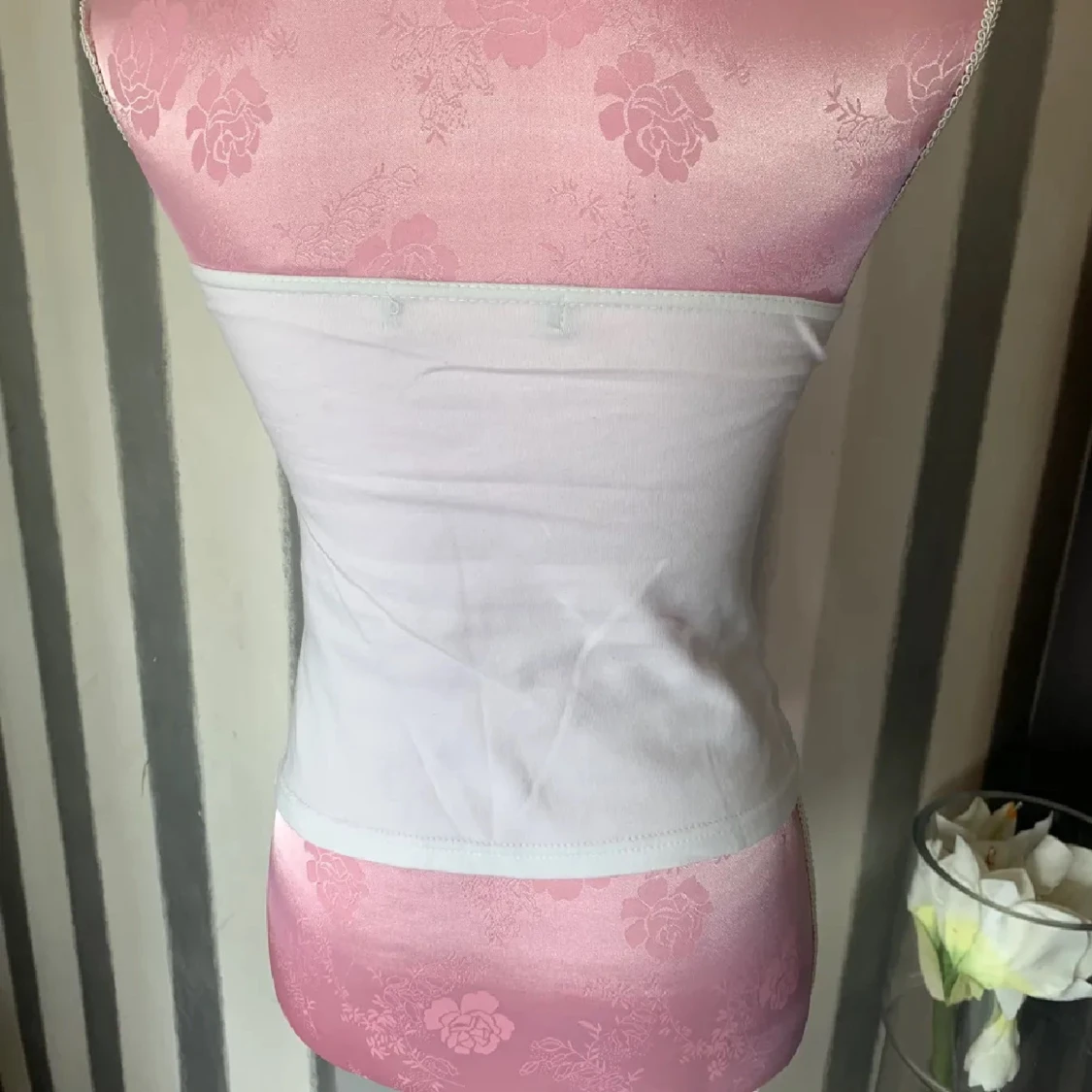 Vit linnetopp med text - 1