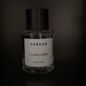 Essnce parfym  - Jag säljer denna helt oanvända parfymen ifrån essnce i doften ”fleur chere” säljer pågrund av att den inte kommer till användning. Köpt för 360 kr och är i 50ml. 