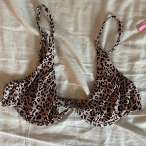 Bikini överdel  - Bikini överdel i jättefint och trendigt leopardmönster. 🐆 Bikinin har bygel. 
