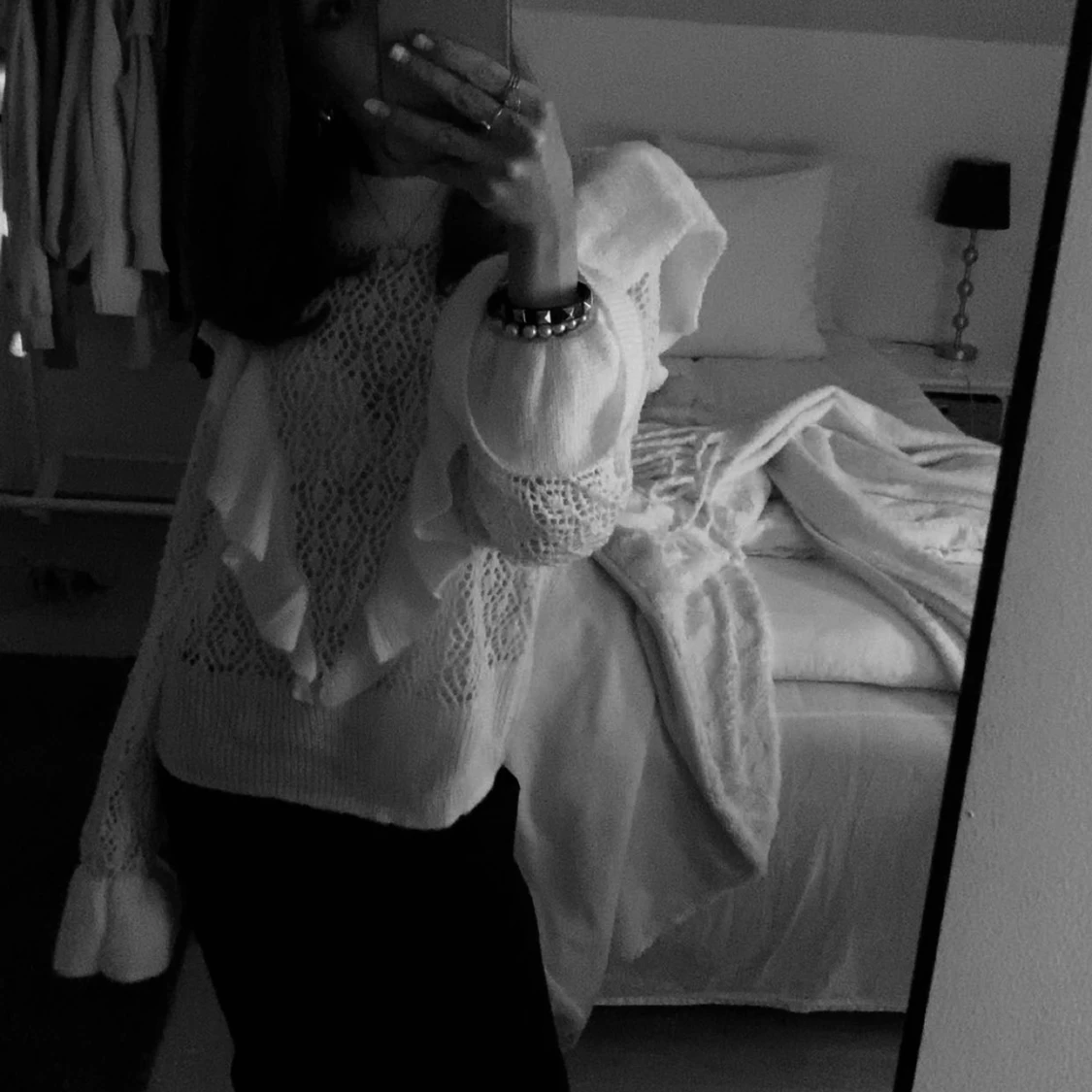 Vit stickad tröja med volangdetaljer