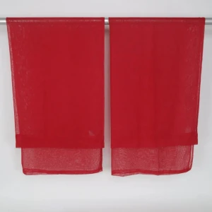 Röd gardin ett par - Snygg röd gardin i 100% polyester. Perfekt för att ge rummet en färgklick. Lätt och luftig design som släpper in ljus samtidigt som den ger en mysig känsla. Enkel att tvätta och underhålla.