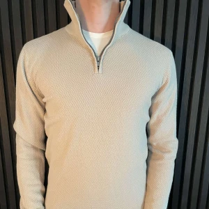 Dressman Halfzip  - Hej säljer nu denna väldigt fräscha och snygga Dressmann Halfzip som är i storlek small och färgen beige. Modellen på bilden är 180. Skick 10/10 använd max 2-3 gånger. Kom dm för mer frågor 🙌