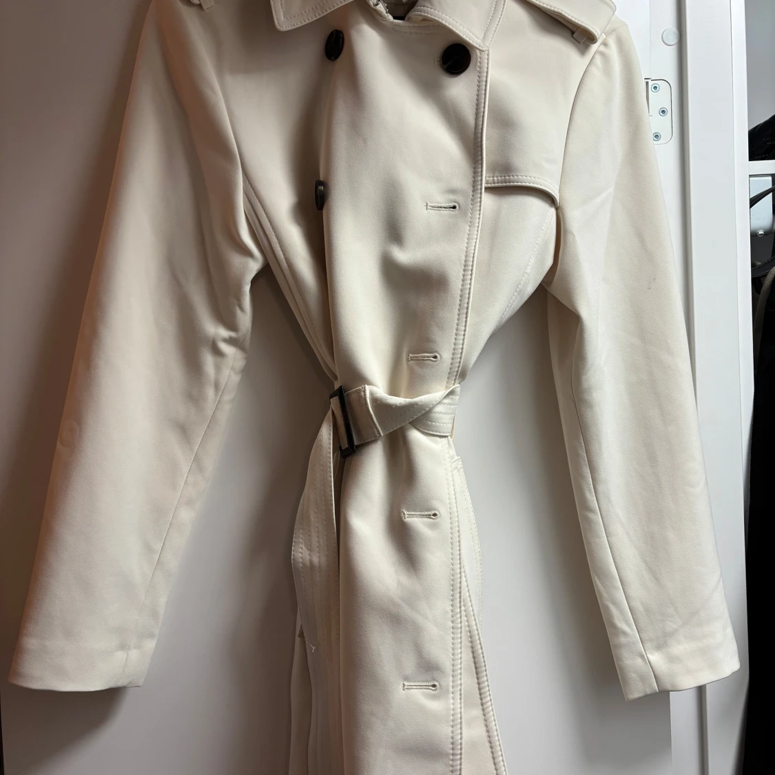 Beige trenchcoat med bälte - 2