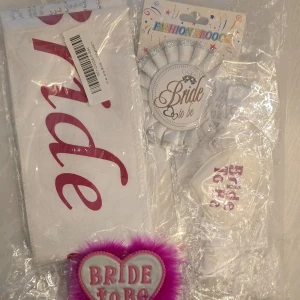 Bride to Be Accessoarset - Ett set med accessoarer för den blivande bruden. Perfekt för möhippan!