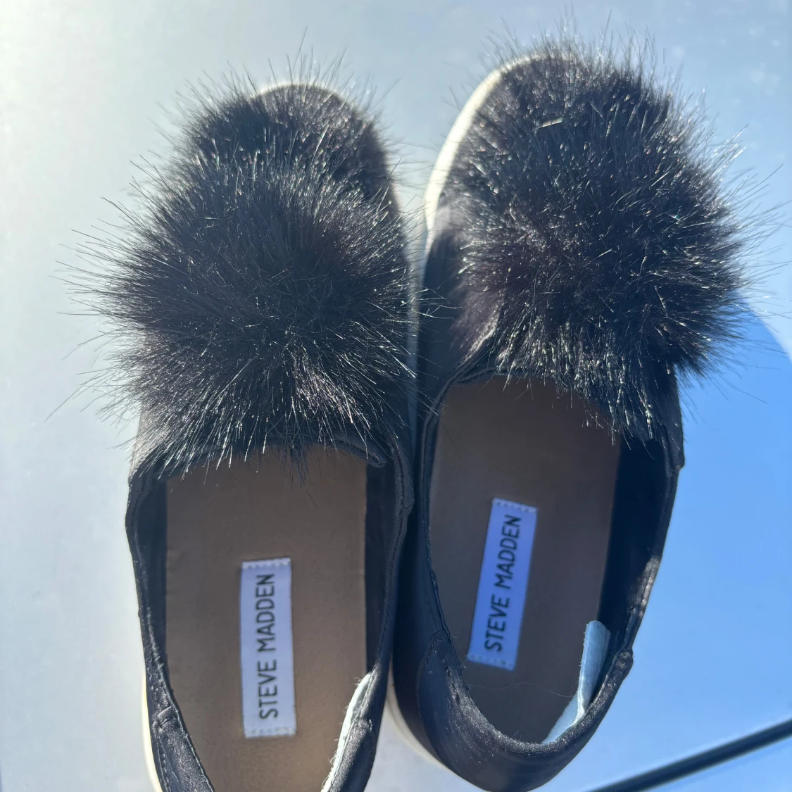 Svarta sneakers med pälsdetalj från Steve Madden - 1