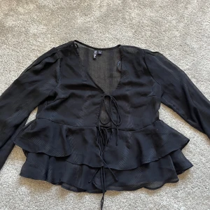 Blus från Vero Moda - Säljer en jättefin blus från vero Moda i storlek S! Använd fåtal gånger och är i väldigt bra skick!💕
