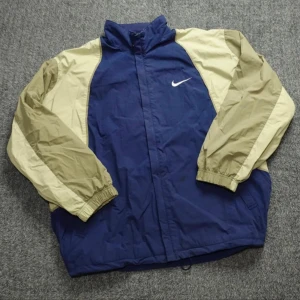 Vintage Nike Jacka - Mycket fin och sällsynt Vintage Äkta Nike Jacka i mycket god kondition. XL Längd: 79cm Bredd: 72 cm Ärmlängd från krage: 81 cm Dragsko i midja.