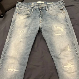 Replay anbass  - Snygga blå jeans från Replay med en lätt slitning för en trendig look. De har en klassisk femficksdesign. Perfekta för en avslappnad stil. Storleken står att vara 33/32 fast egentligen är de typ 33/30 känns lite korta, pris går att diskutera vid snabba affärer 