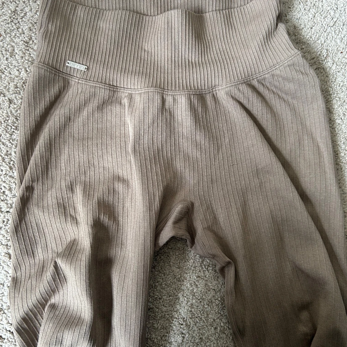 Beige ribbade leggings från Aim'n - 2