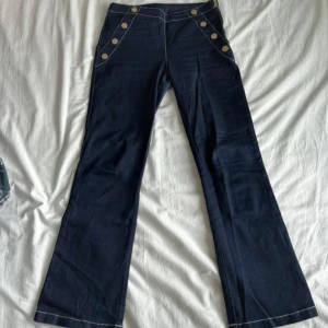 Marinblå jeans - Använd fåtal gånger och i bra skick! Dragkedjan är på sidan. - Midja: 37x2 cm - Innerbenslängd: 74 cm - Ytterbenslängd: 97 cm - Lår: 21x2 cm