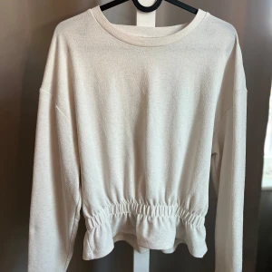 Vit topp🥰 - Jättesöt vit topp från Gina! Stl S! Köparen står för frakt🚚❤️❤️
