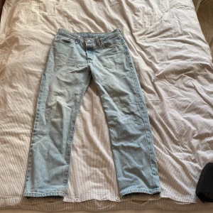 Ljusblå jeans från Levi's - Säljer ett par ljusblå jeans från Levi's med klassisk femficksdesign och knappgylf. Size W30 L30