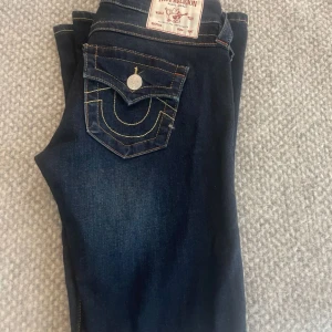 True religion Mörkblå jeans  - Säljer dessa snygga true religion som knappt är använda, i storlek 24 ( nypris 1300 säljer 959)💕