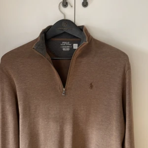 Beige half zip från Ralph Lauren - Säljer en stilig beige half zip från Ralph Lauren som är gjord på tyg av hög kvalité. Med en halv dragkedja och broderad logga på bröstet. Perfekt för en avslappnad men snygg look. Tröjan har långa ärmar och är tillverkad på mjukt material. Den är storlek S.                                                         Hör gärna av dig vid frågor eller funderingar! Och kollar gärna in mina andra annonser. Mvh Melker