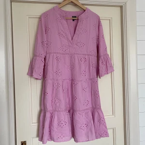 Rosa klänning  - Söt rosa klänning med v-ringning och volanger. Endast använd en gång, som ny!