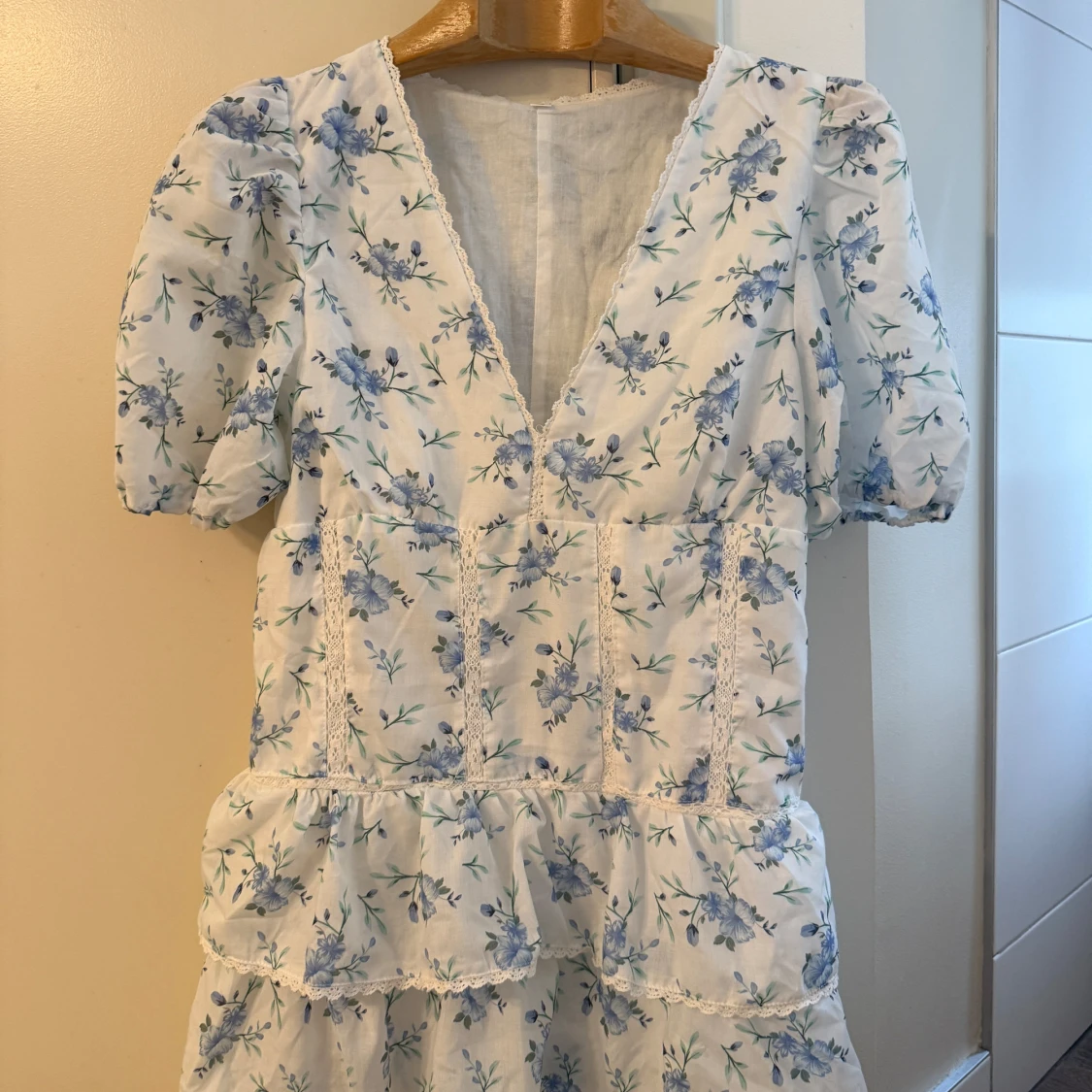 Blommig klänning med volangdetaljer - 1