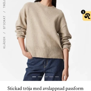 Beige/brun  stickad tröja från & Other Stories - Säljer en mysig beige/ brun  stickad tröja med avslappnad passform. Tröjan har långa ärmar och ribbade detaljer vid ärmslut och nederkant. Perfekt för kyliga dagar! Ordinarie pris 590kr! Pris kan diskuteras och är villig att sänka!!!!