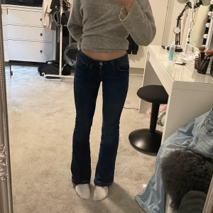 Mörkblå bootcutjeans 🤩 - Jeans från Gina tricot y! Suuuper snygga detaljer på fickorna, säljer då dom tyvärr är lite korta (är 160)🥰 Jag har sprättat upp dom längst ner på byxan så dom skulle bli längre. När jag köpte dom stog det att de va lowwaist men jag skulle nog säga att dom är lite mittemellan lowwaist och midwaist