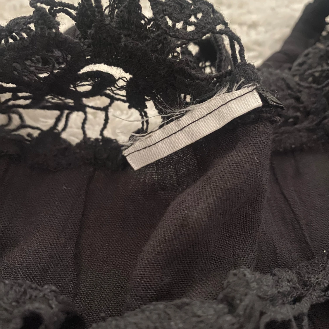 Svart offshoulder topp med spetsdetaljer - 2