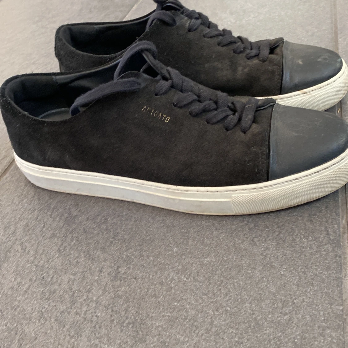 Svarta sneakers från Axel Arigato - 1