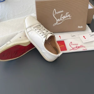 Vita sneakers från Christian Louboutin -  Christian Louboutin skor Vita. Bra skick. Priset är inte hugget i sten! Kan gå ner i pris vid snabb affär!(Storlek 42 passar 41-43) Har kvitto!!!!👈👈